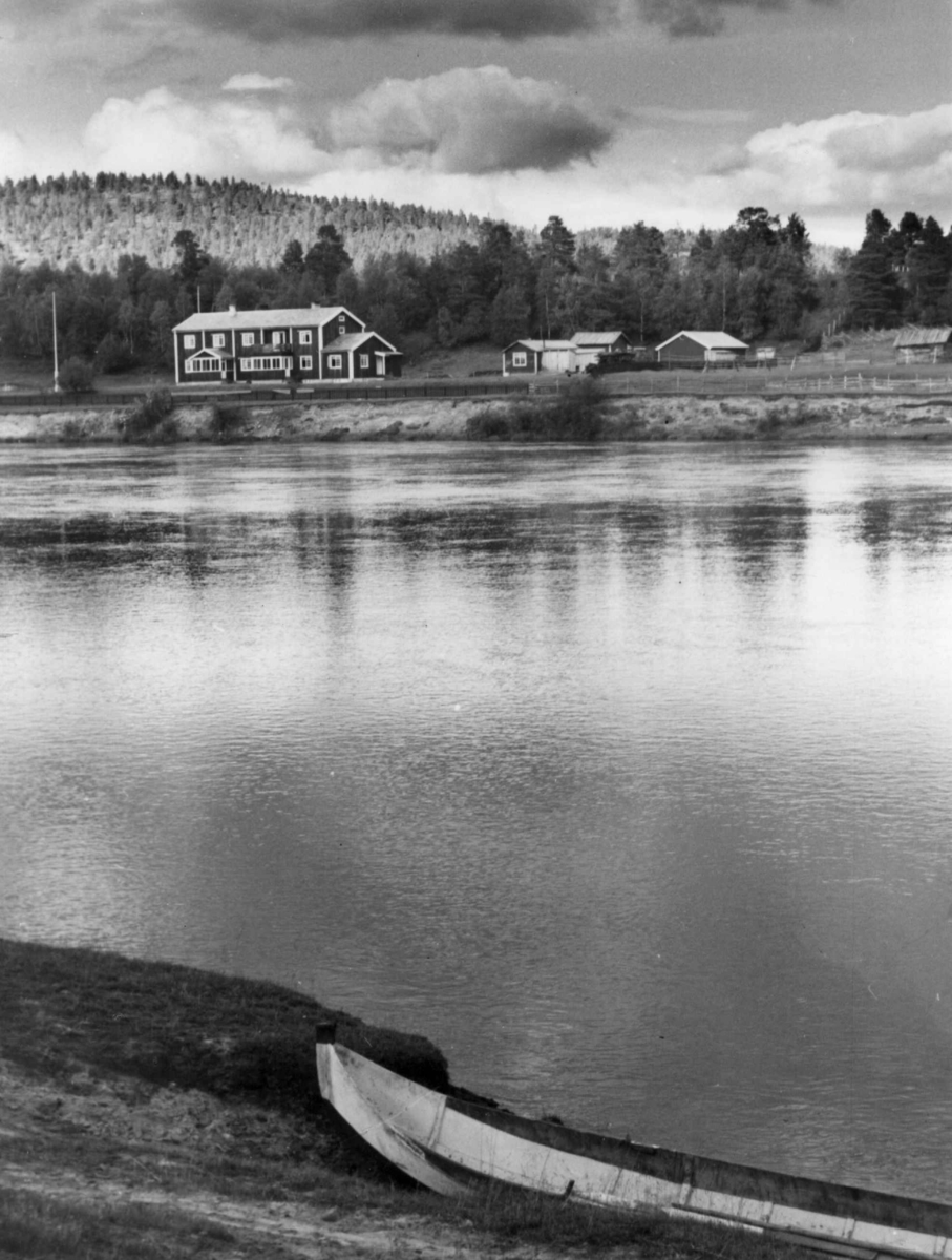 Karasjok fjellstue med vannet og en båt i forgrunnen, 1940.