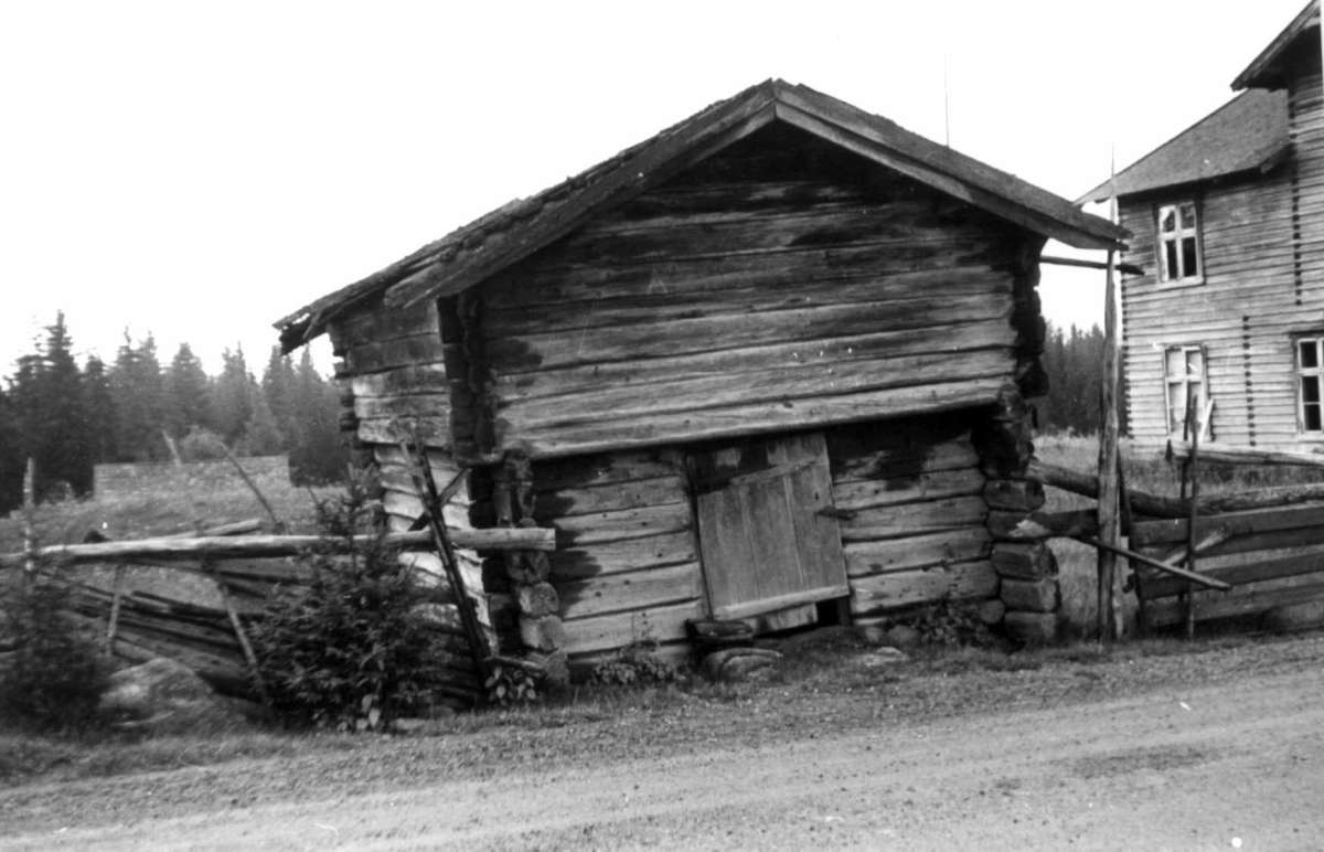 Tørberget, Akselhus, Trysil, Hedmark 1960. Stabbur ved vei.