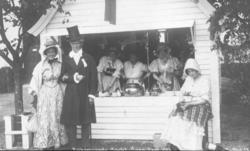 St. Hans fest på Norsk Folkemuseum i 1916. Mann og kvinner m