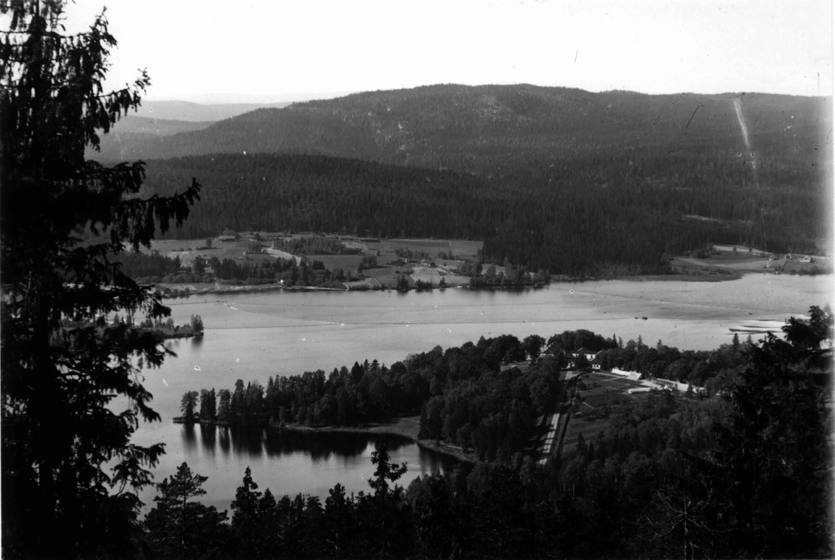 Bogstad gård, Bogstadvannet og landskapet omkring. Oversiktsbilde.  Sett fra Lillevann ca. 1923. Bebyggelse og skog i bakgrunnen.