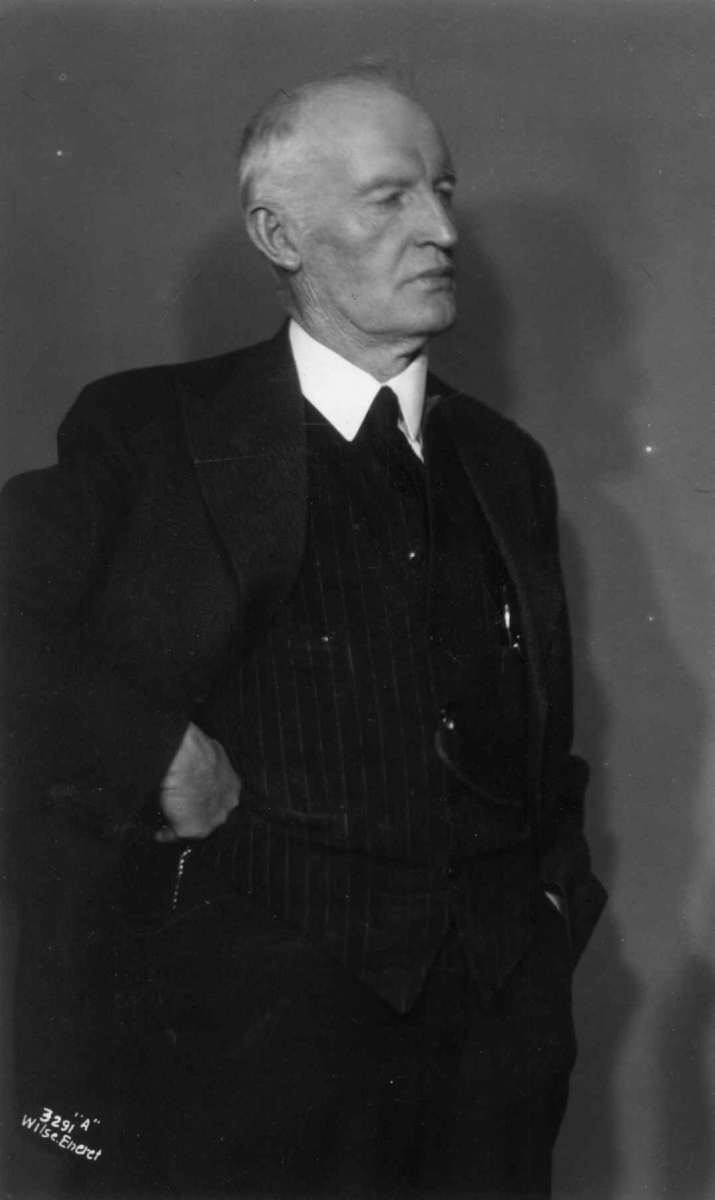 Kunstneren og maleren Edvard Munch fotografert av Anders Beer Wilse i 1933.