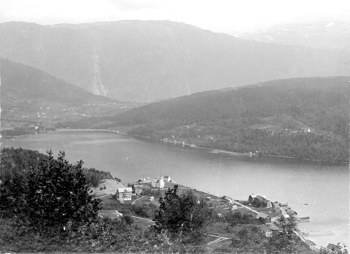 Landskap, utsyn over Ulvik i Hardanger, Hordaland, med kirken.
Del av gave fra Den norske Turistforening 1972.