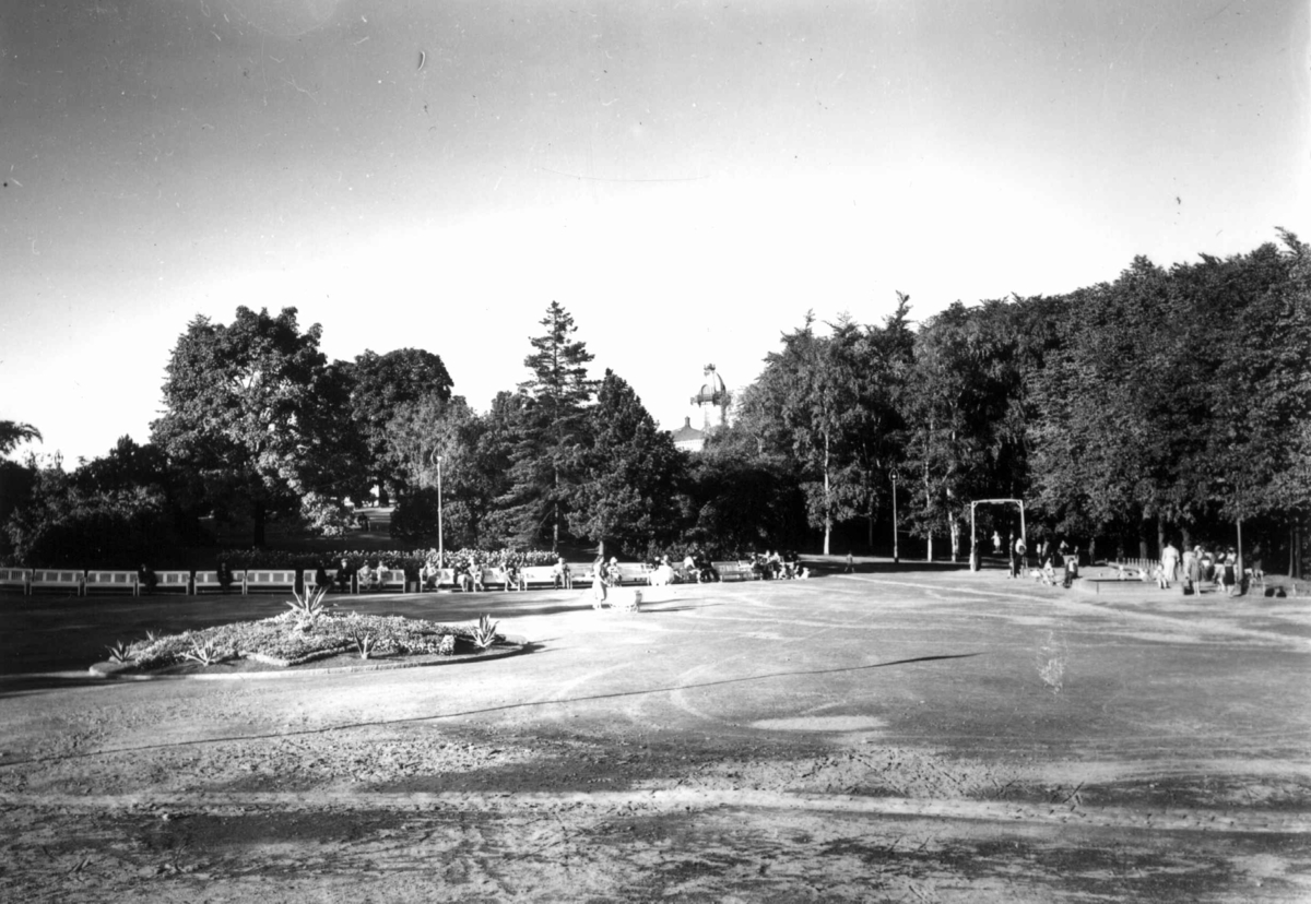 Akershus slott og festning, Oslo 1939. Parken.
Voksne er tilskuere til barns lek. 


