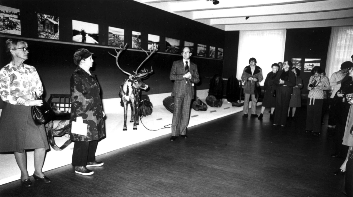 Utstillingsåpning, 15.10.1976. Samiske transport- og fremkostmidler.
Direktøren ønsker til lykke med utstillingen.
T.v. M. Hoffmann, fru Bjørkvik, Bjørkvik, t.h. fotograf B. Sinding.