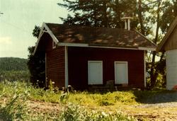 Øvre Jonsrud; Bærum, Akershus 1978. Rødmalt uthus med klokke