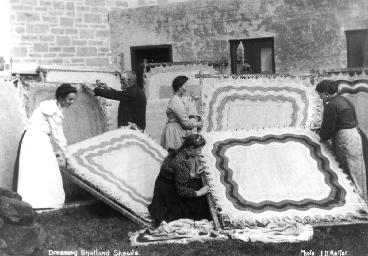 The Petrie family dressing shawls, drakt