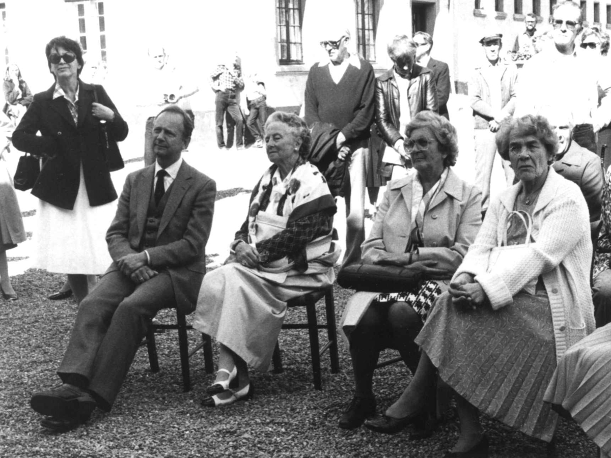 Oslodagene, 28.8.1982. Gårdsplassen på Bogstad, mens talene holdes. Sittende fra venstre: førstekonservator Carsten Hopstock, og fru Mimi Eek (f. Egeberg), en av giverne av Bogstad stiftelse i 1955.