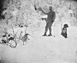 Mann med hund i vinterlandskap, Fyresdal, Telemark. Han driv