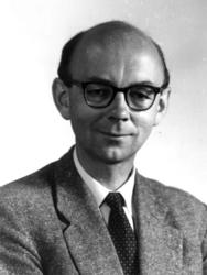 Portrett av Edvard Bull, konservator ved Norsk Folkemuseum .