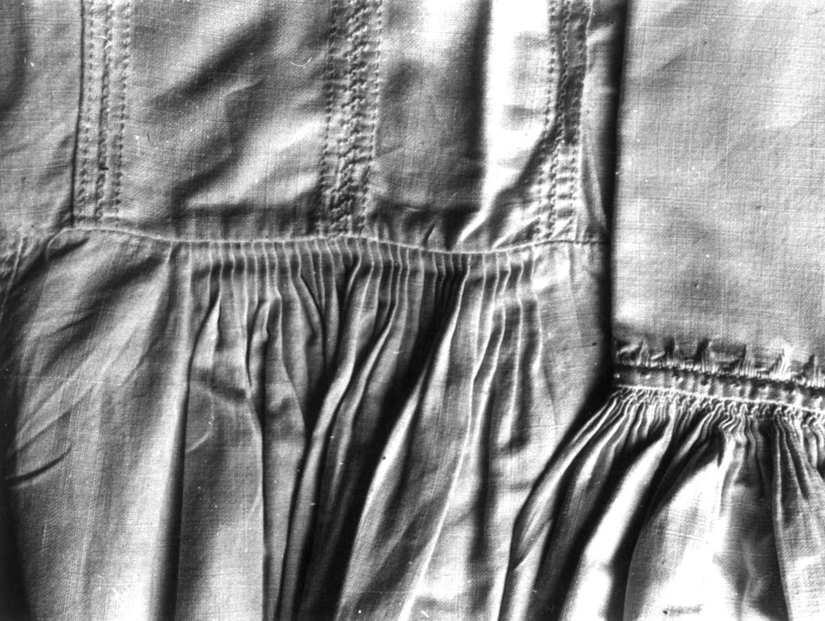 Dølemo Åmli, Aust-Agder 1940. Detalj av håndsydd brudeskjorte.