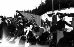 Tryvann skøytebane 1934. Unge og gamle i ferd med å ta på se