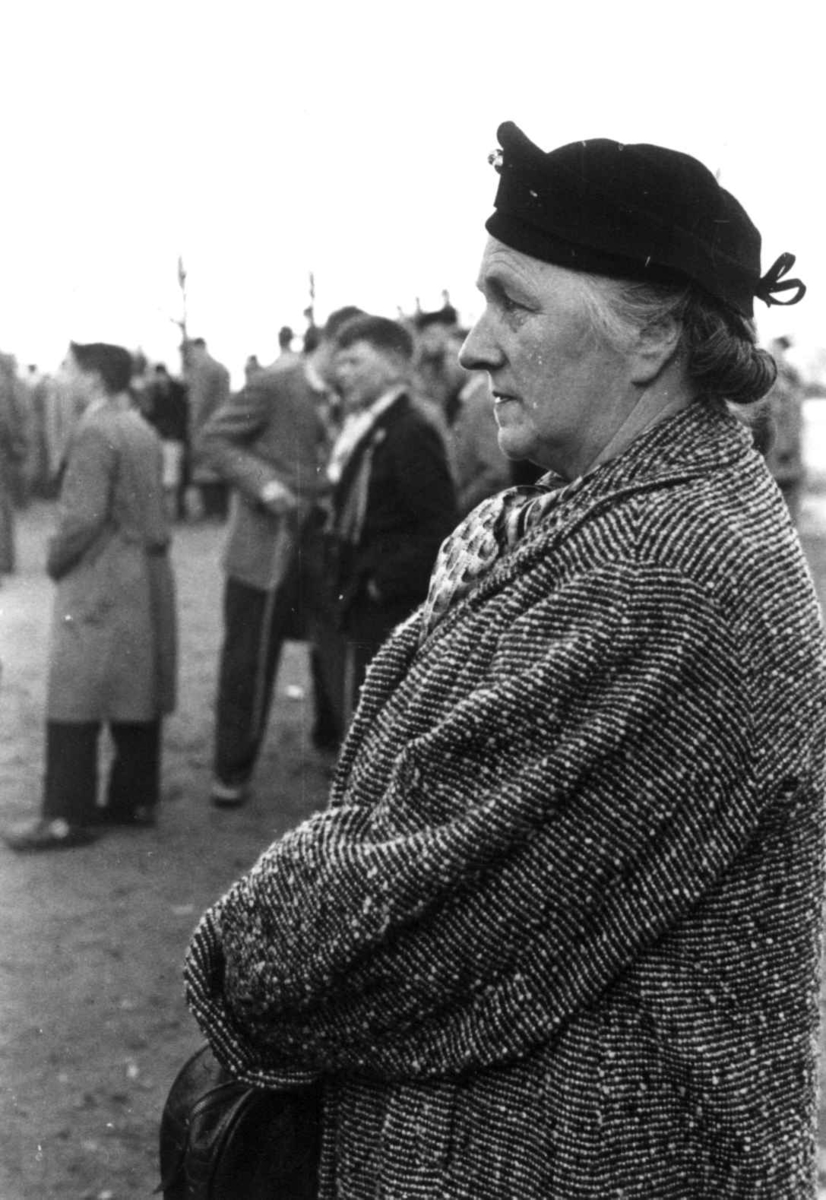 Portrett av en ukjent kvinne med hatt og kåpe. Alta eller Tromsø antagelig 1940-årene.