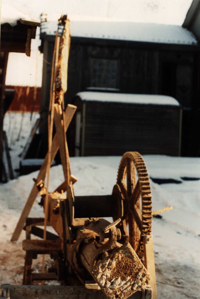 Fra restaureringen av en steinheisekran som ble funnet under Gudbrandsdalsfjøset. Norsk Folkemuseum, Bygdøy, Oslo februar 1991.