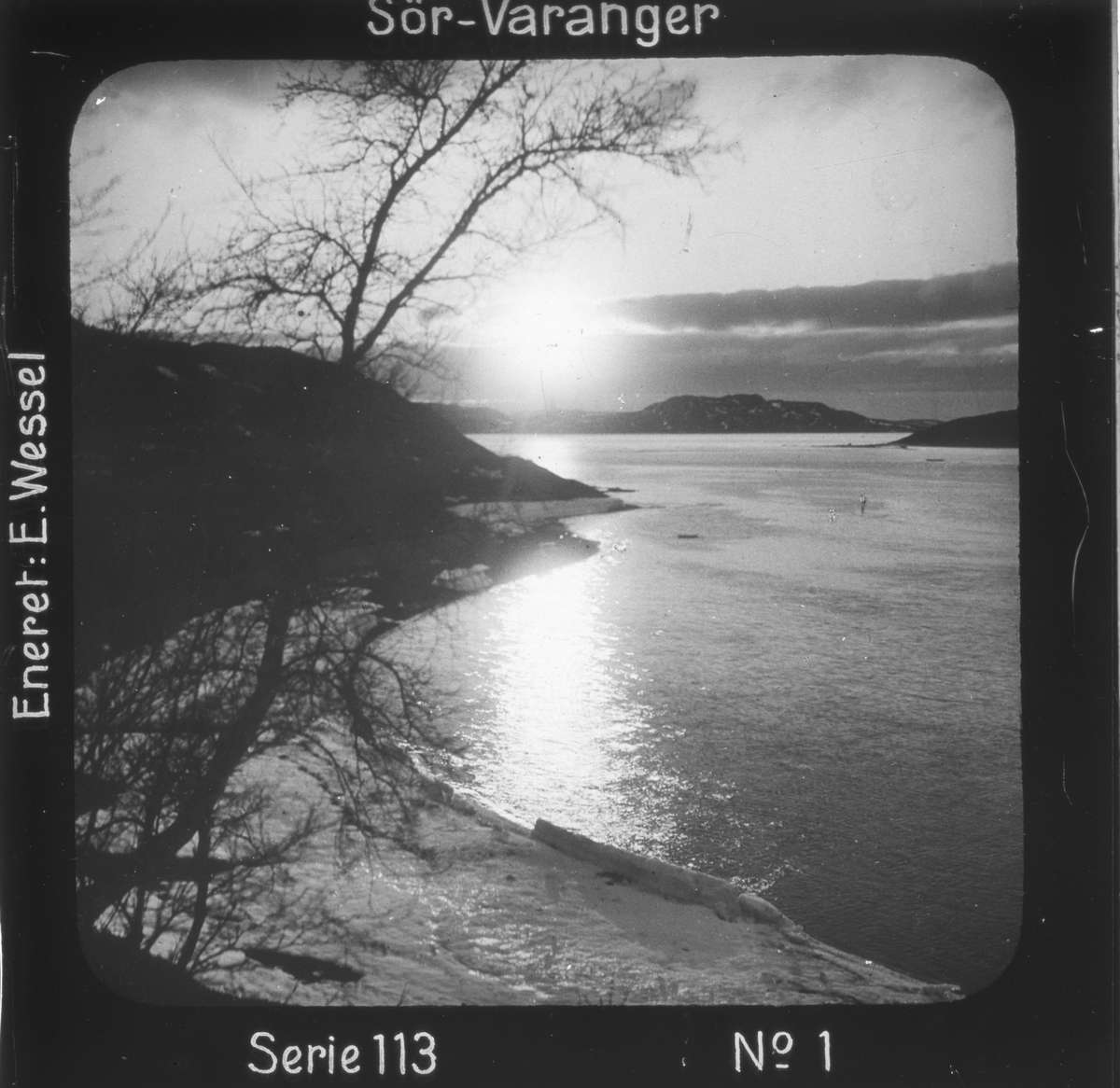 Midnattsol over Bøkfjorden, Sør-Varanger, Finnmark i juni.
Motivet har nr.1 i lysbildeforedraget kalt  "I lappernes land - Sør-Varanger", utgitt i Nerliens Lysbilledserier, serie nr 113. 