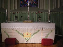 Sarpsborg kirke. 1. juledag, 25.12.2007. Alter med lysestake