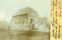 Postkort. Nyttårshilsen. Fotografisk motiv. Svart/hvitt. Hus