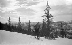 En mann går på ski ved Langliåsen, Eggedal. Fotografert påsk
