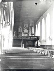 Interiør fra Bergen Domkirke, med orgel.