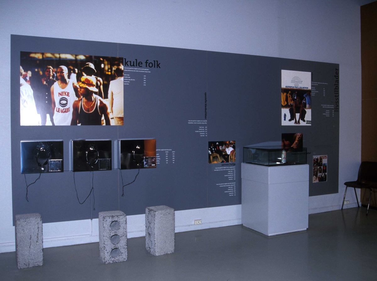 Serie bilder fra utstillingen "Signatur", Norsk Folkemuseum 2001.

