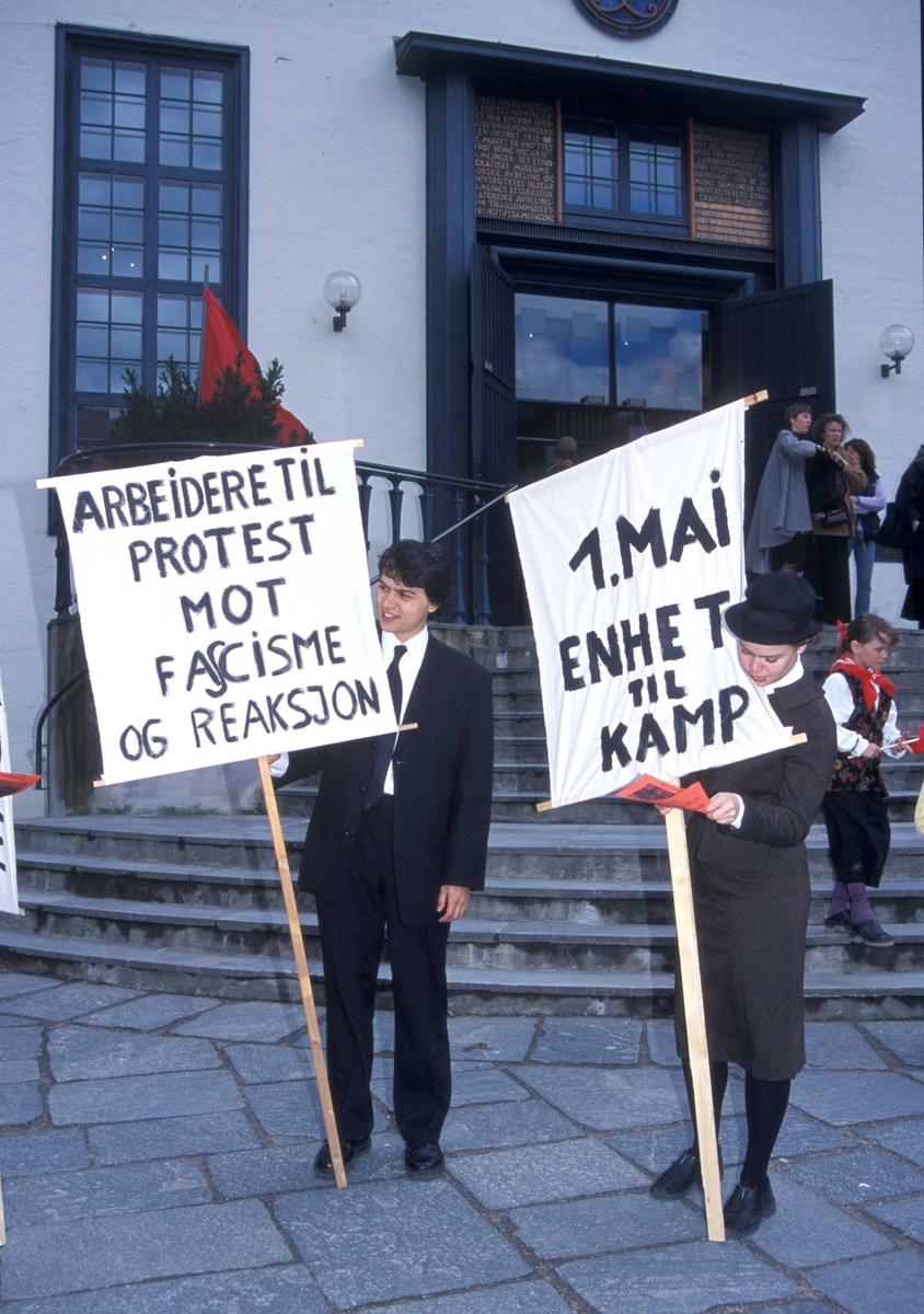 1.mai 2001på Torget foran Hovedbygg på NorskFolkemuseum.
Demonstranter med plakater.