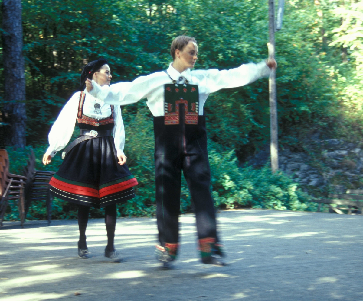 Norsk Folkemuseums dansegruppe, kledd i drakter fra Setesdal, danser folkedans i friluftsteateret  nr.349 på Norsk Folkemuseum.