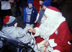 Julemarked 2001.
Julenissen hilser på barna.