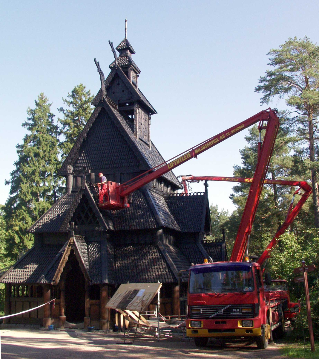 Stavkirke fra Gol i Hallingdal. Bygning nummer 181 i Oscar IIs samlinger på Norsk Folkemuseum.
Tjærebreing august 2002. En stor lastebil med lift står ved kirken.