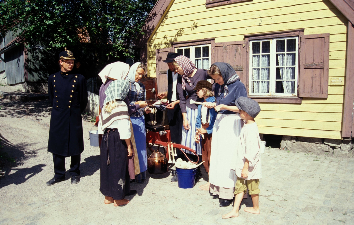 Tilstelning på Norsk Folkemuseum ved forstadshus fra Kanten 1B, Hammersborg ca. 1800.
Kramkaren er på besøk, og politiet passer på.