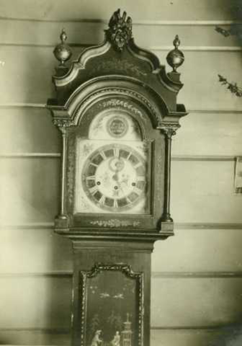 Gulvur, Angard, Dovre, Oppland. Klokkekasse laget av Per Veggum og klokken av S.T. Øllstad. Fotografert 1911.