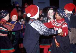 Julemarked på Norsk Folkemuseum året 2003. Museets dansegrup