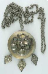 Forgylt brudelader med lenke fra Veøy. En skål mangler.