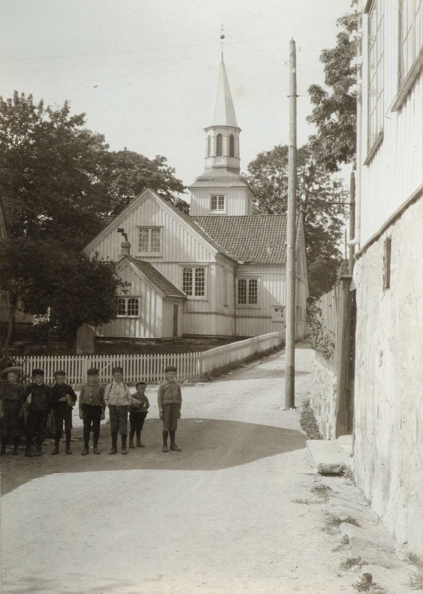 Risør kirke sett fra øst, Risør, Aust-Agder. Gruppe av barn i forgrunnen.  Fotografert 1907.