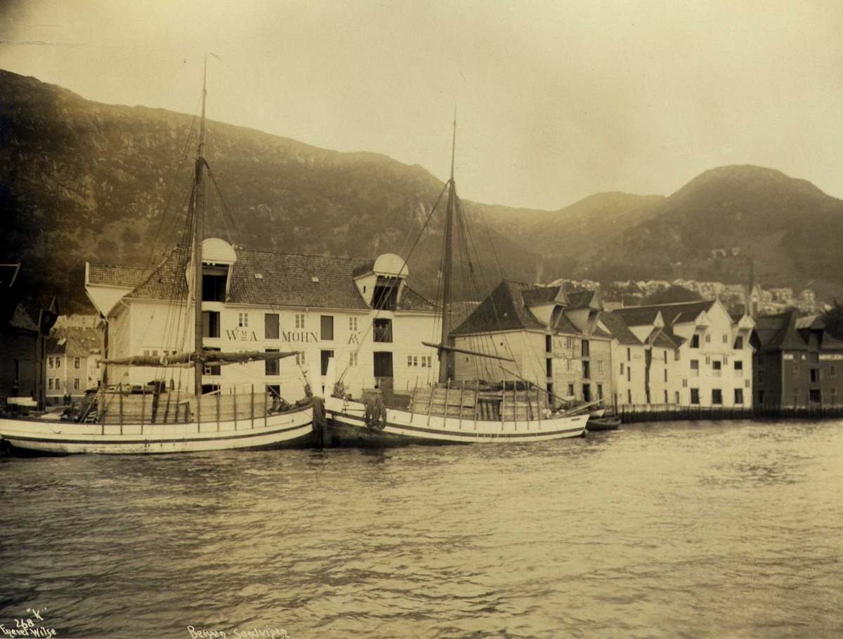 Havneområde med fraktbåter med last og sjøboder, Sandviken, Bergen, Hordaland. Fotografert 1912.