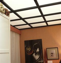 Plexiglass med lysrørarmaturer over gir "dagslys" i hall ute