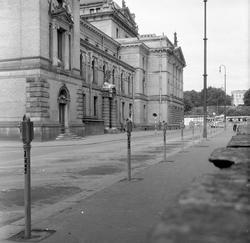 Parkometre ved Nationaltheatret i Oslo. Fotografert juli 195