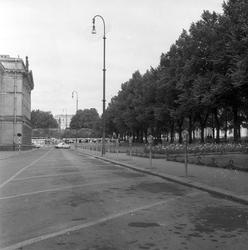 Parkometre ved Nationaltheatret i Oslo. I bakgrunnen Slottet