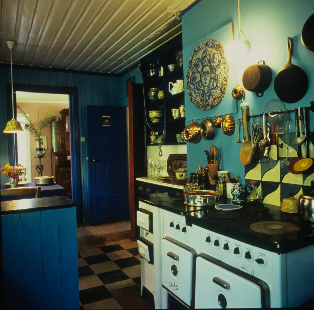 Blåmalt kjøkken i Kirsebærgården, fra 1860-årene, på Hvasser, Tjøme, Vestfold.  Illustrasjon fra Bonytt 1986.