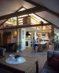 Spisebord mellom kjøkken og veranda, i utbygd loft i en gamm