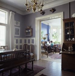 Spisestue med bord og spisebord, lampe og skap i det en romm