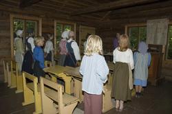 Levendegjøring på museum.Ferieskolen uke 31. Elevene på pla