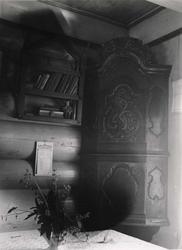 Roskap, merket 1818 og bokhylle, Bråten, Sunndal, Møre og Ro