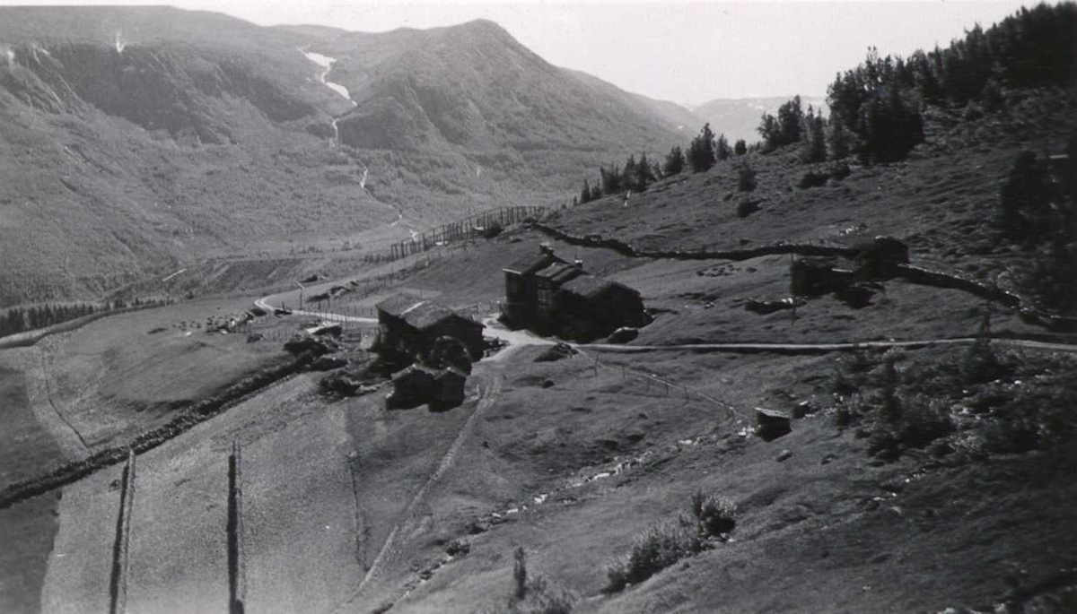 Gårdstun, Hafsåsen, Sunndal, Møre og Romsdal. Fotografert 1937.