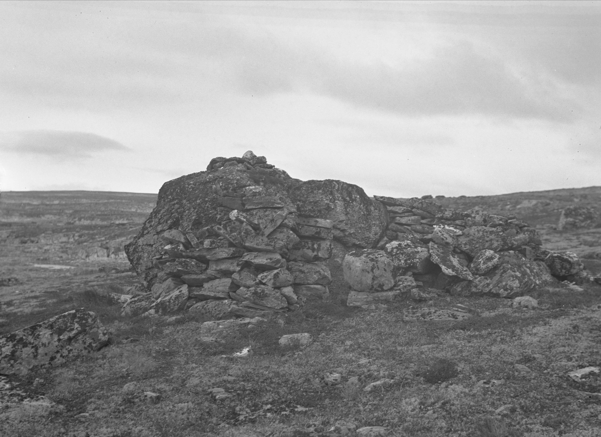 Ruiner av reinjegerbu, Soløyfjellet, Oppdal, Sør-Trøndelag. Fotografert 1936. Fra album. 