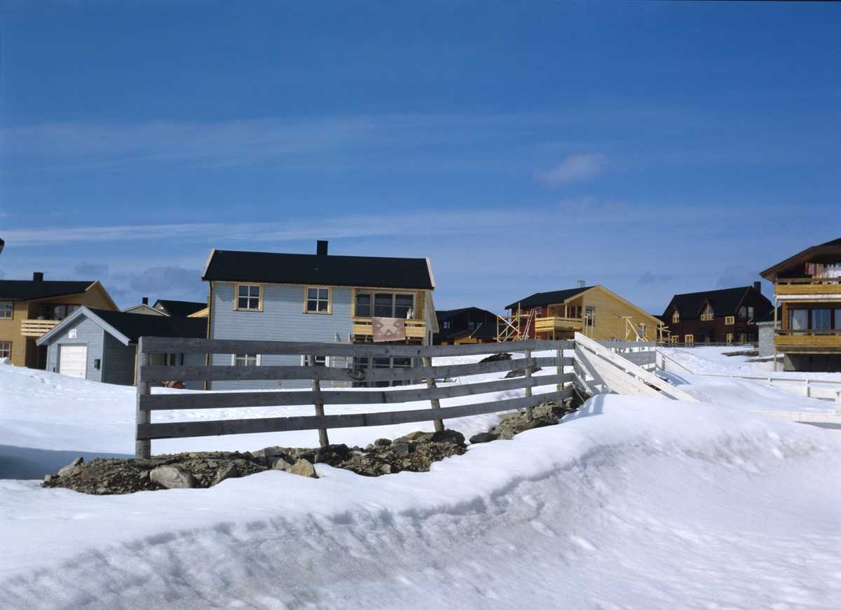 Fuglenesdalen, Hammerfest, boligfeltet er planlagt som en tett samlet husgruppe på vidda, her er snøskjermen satt oppå en jordvoll,forsøk på beplantning av jordvollene, men vegetasjonen spises opp av beitende rein  om sommeren, illustrasjonsbilde fra Nye Bonytt 1988.