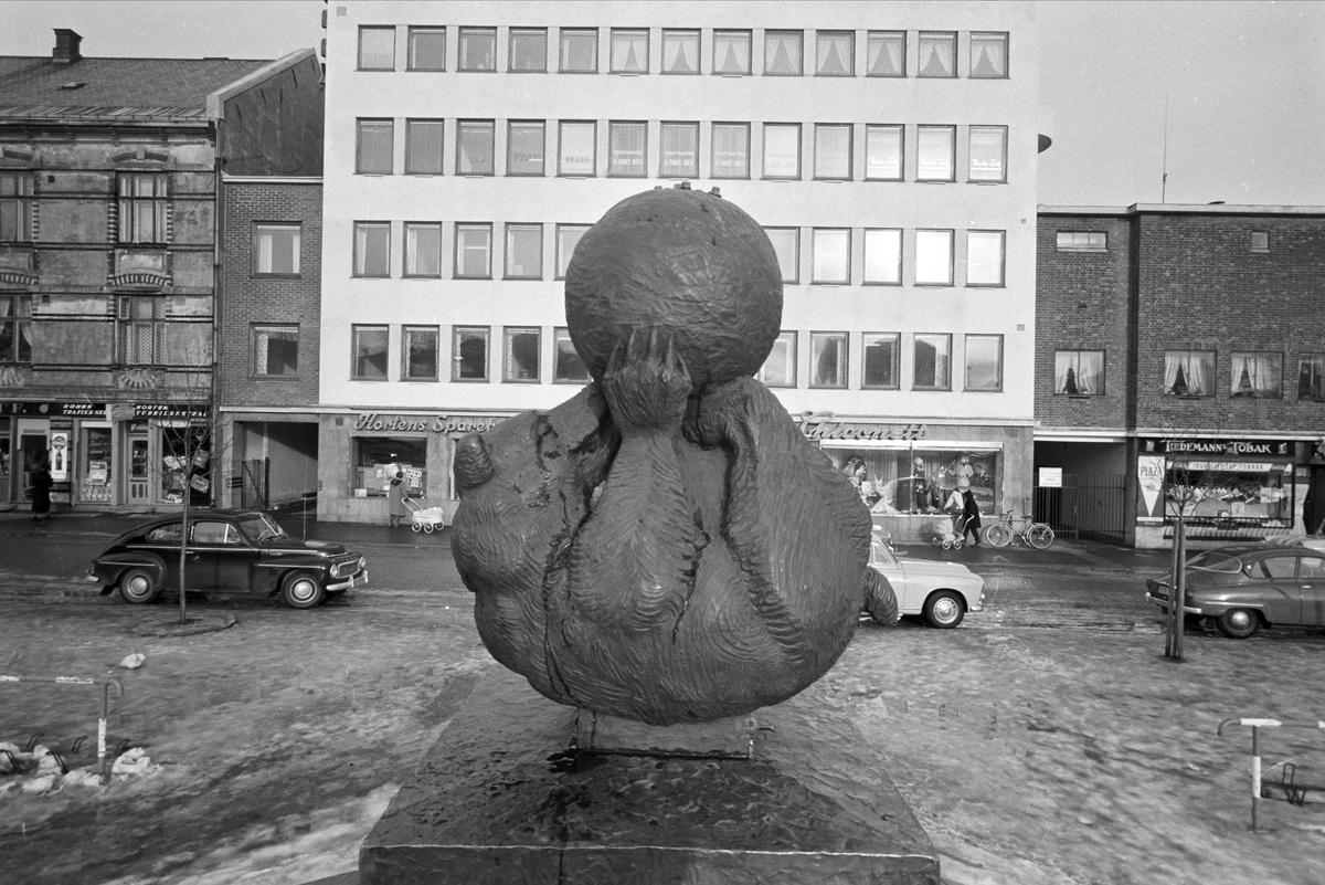 Serie. Fra Horten sentrum og Bastø-fergen, Horten, Vestfold. Fotografert febr. 1961. Skulptur av lekende bjørn.