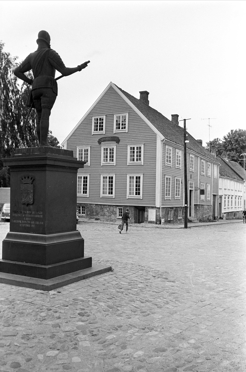 Serie. Fra Plus-sentret, Fredrikstad, Østfold. Fotografert aug. 1966.