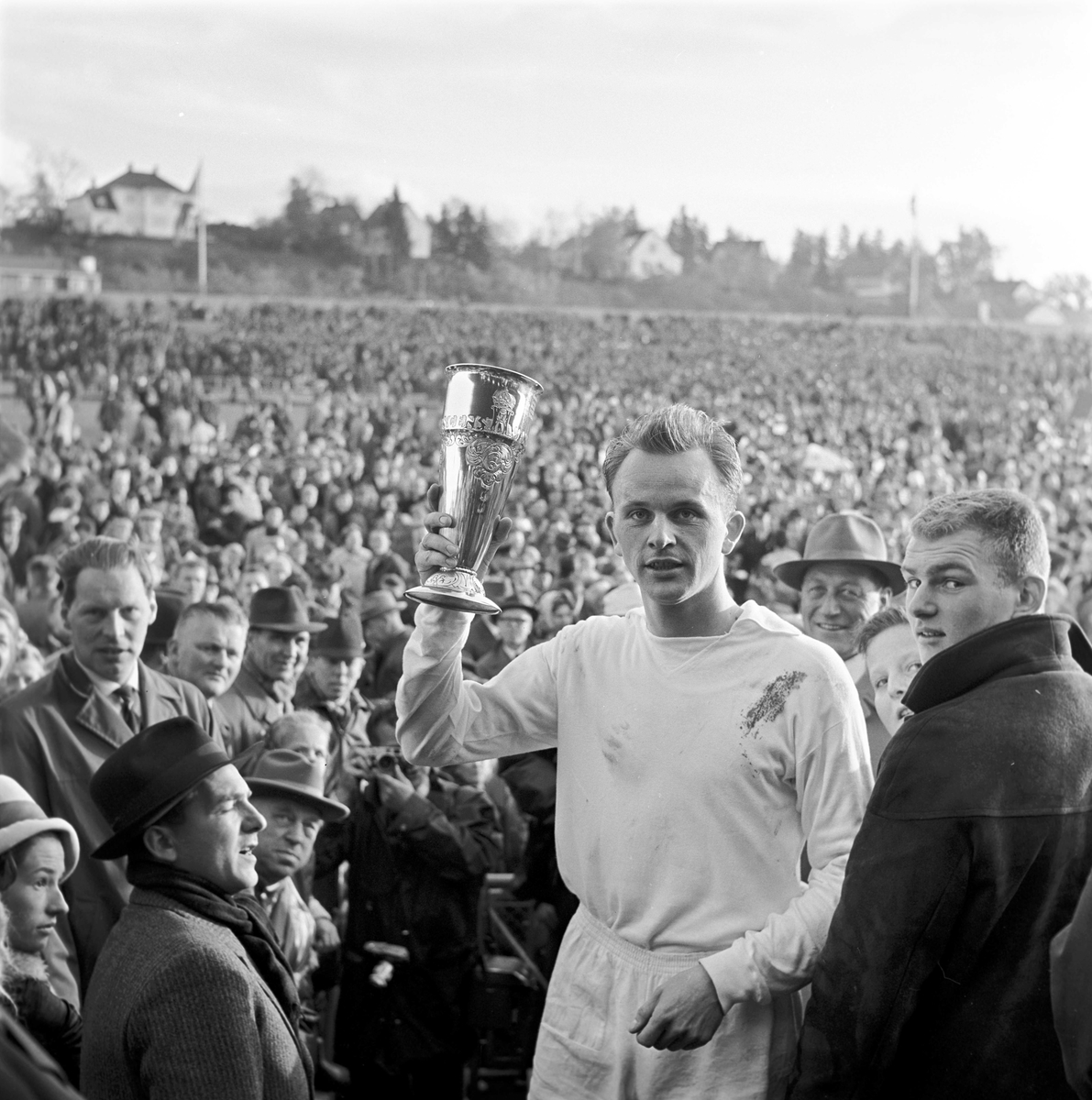 Serie. Fotballfinale mellom Gjøvik-Lyn (i hvitt) og Vard. Fotografert 1962.