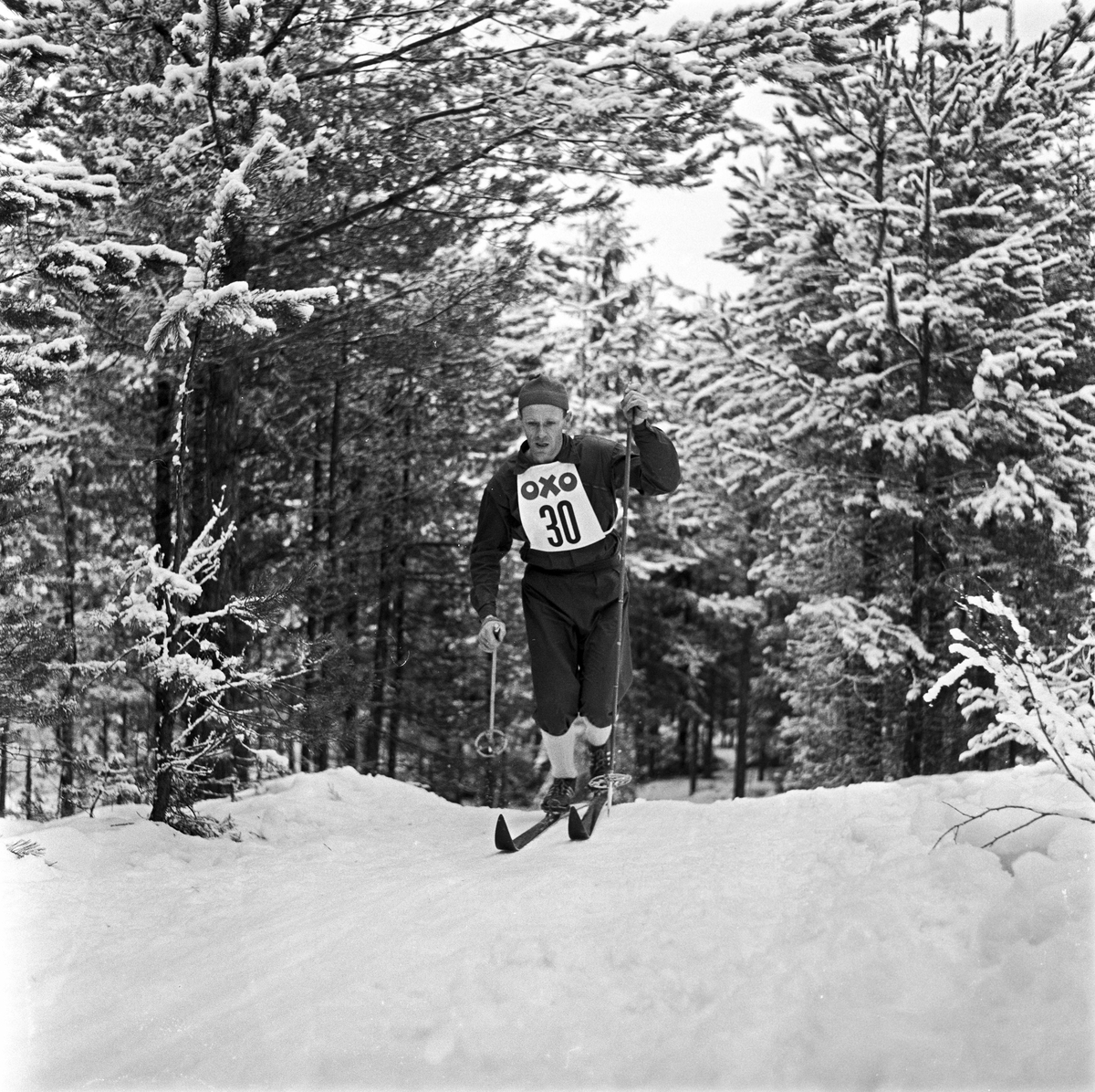 Serie. Skiløperen Håkon Brusveen, bl. under et langrenn på Lillehammer (nr.45 på brystet) i 1958, og 30km i NM (nr. 30) i 1960.  Fotografert 1958-60.