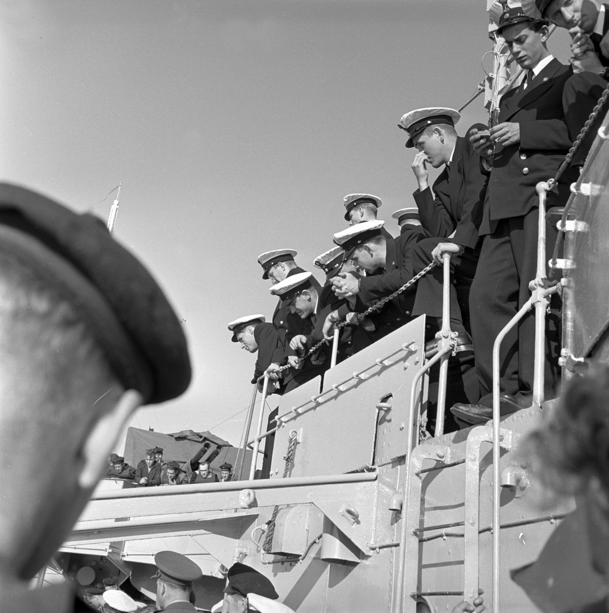Serie. Jageren "Stavanger" med mannskap. Fotografert aug. 1954.