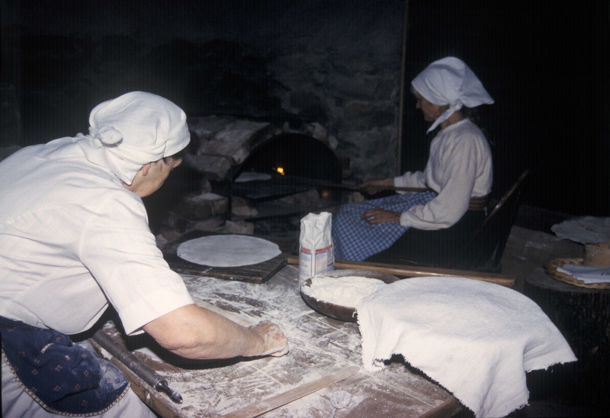 Baking av krotekake i spesiell ovn, Hordalandstunet.